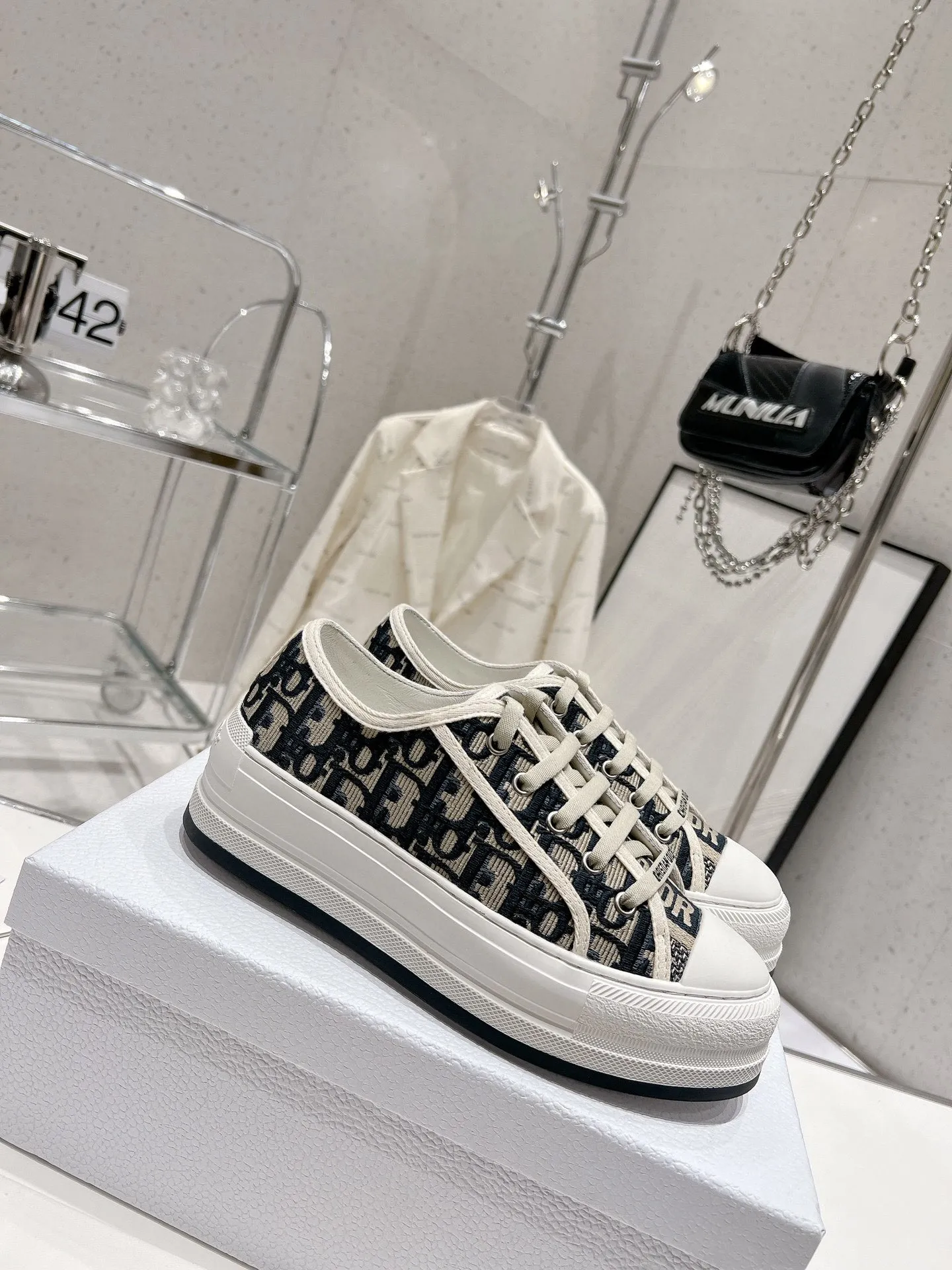 👟👟Ex-factory price 520👟👟 Women's Shoes Women's Clothing Women's Shoes Women's Clothing Women's Shoes Women's Clothing Women's Shoes Factory Dior Dior Walk'n Series Presbyopia Embroidery Thick-soled Canvas Shoes Casual Sports Shoes Original Purchase Development Production This Walk'n'Dior thick-soled sneaker is a fashionable item that enhances the style of the series. Oblique printed cotton embroidered upper with comfortable platform sole, tongue and Christian Dior 👟👟 ex-factory aris signature laces. Can add fashionable temperament to all kinds of casual looks ▪️Fabric: Original customized imported Oblique printed embroidery ▪️Inner lining: Imported soft sheepskin lining ▪️Outsole: Original exclusive molded T👟👟Factory price U material ▪️Sole thickness: 4.5CM ▪️Size: Women's 35-40